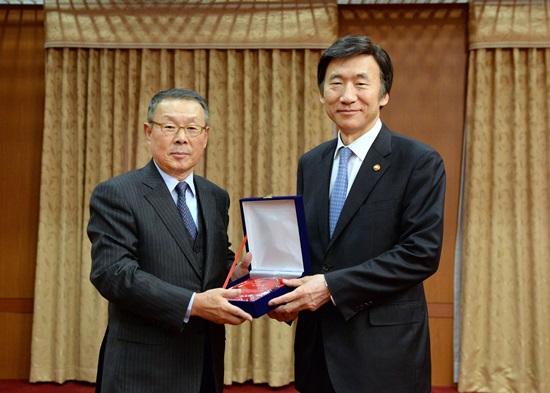구자훈 前 한․중남미협회 회장에게 공로패 수여 구자훈 前 한․중남미협회 회장에게 공로패 수여